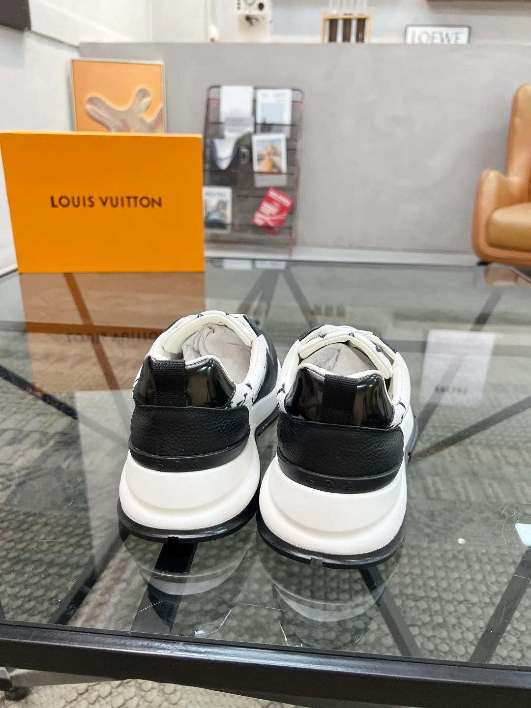 Factory price: 480💰LV🔍Top purchasing agent🇮🇹 Lu Street God's new sports shoes are coming and are available at counters simultaneously. Original factory configuration, original cowhide imported from Italy with mesh fabric, high-quality printing and splicing complex process, sports trendy person, imported water-dyed cowhide lining, sole: Wang Yuan factory specially provides the original sole, super comfortable, original factory follow-up goods 🔍🔍High quality, you can enter and leave the counter at will, welcome to compare and synchronize with the counter, code number 38-44, customized 45